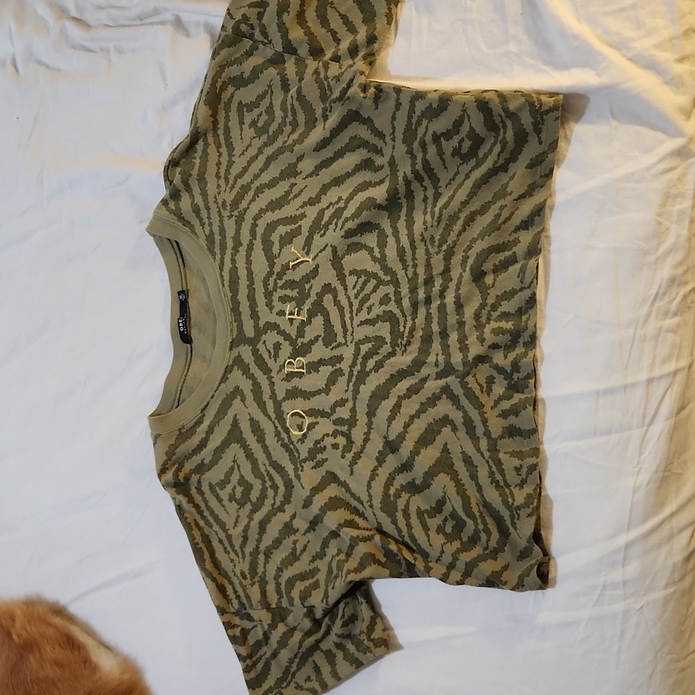 Obey Crop